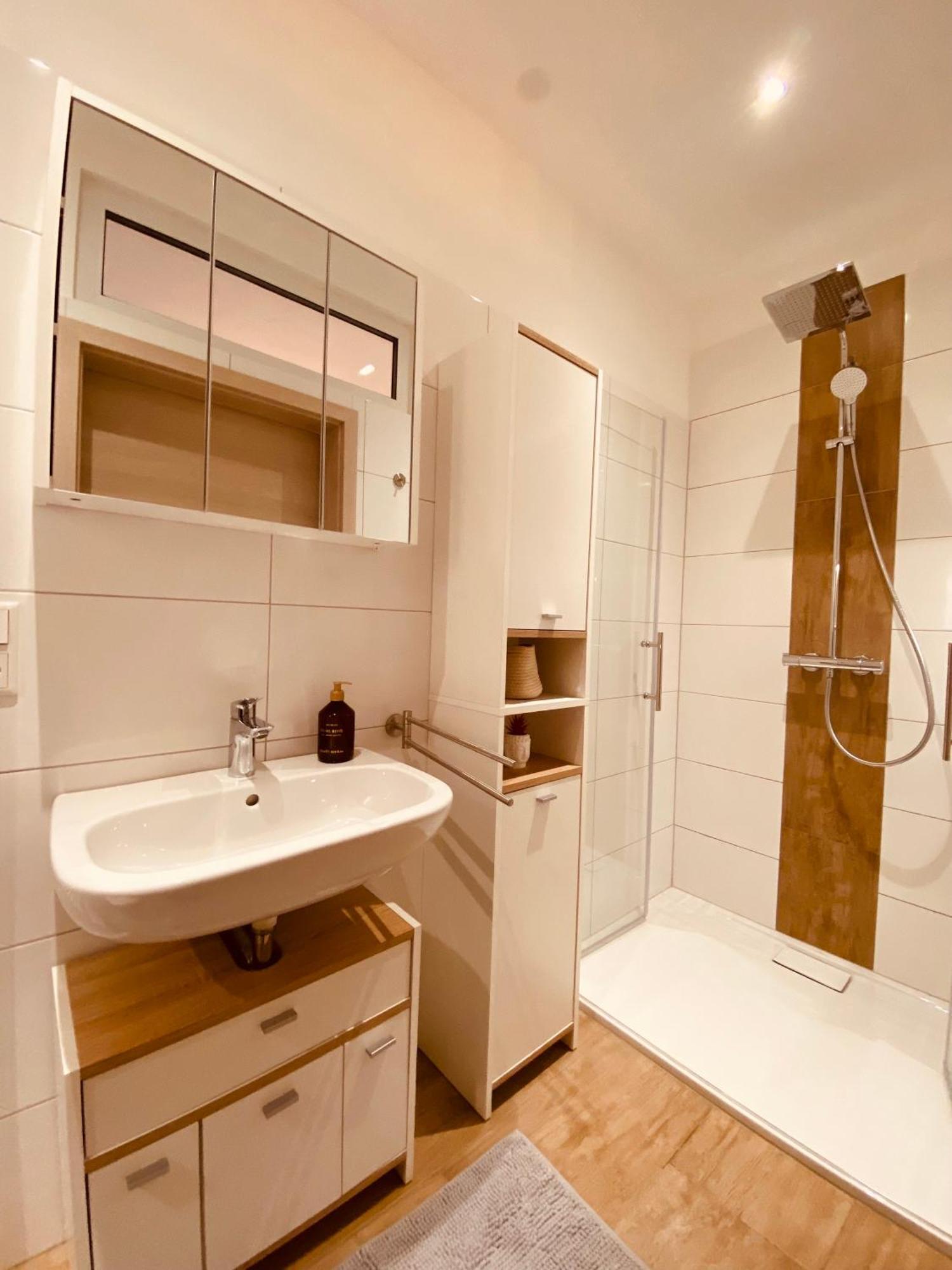 Hochwertige Ferienwohnung Mit 7Qm Balkon, Netflix, Kaffeeautomat, Rainshower Bad Zwickau Exterior foto